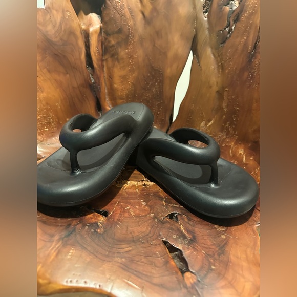 Shoes - NEW Black Chunky Foam Based Flip Flops Size 8US